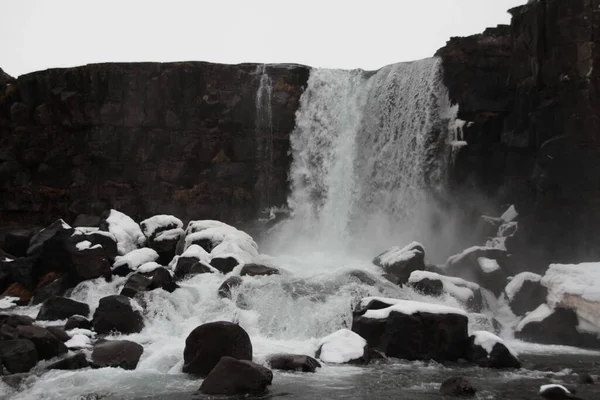 Uma Vista Incrível Uma Bela Paisagem Nevada Com Cachoeira Xarrfoss — Fotografia de Stock