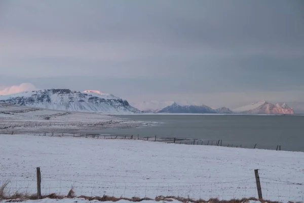 Чудовий Краєвид Берега Озера Вкритого Снігом Горами Задньому Плані Ісландії — стокове фото