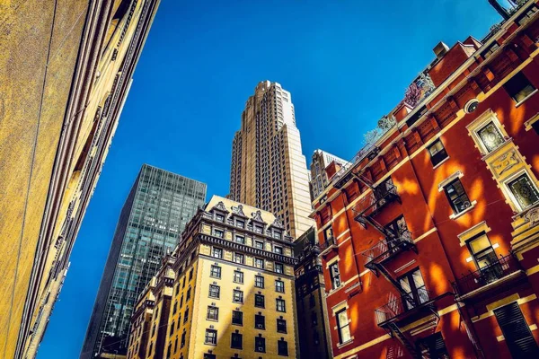 Een Prachtig Uitzicht Een Centrum Met Gebouwen Gedeeltelijk Bedekt Met — Stockfoto