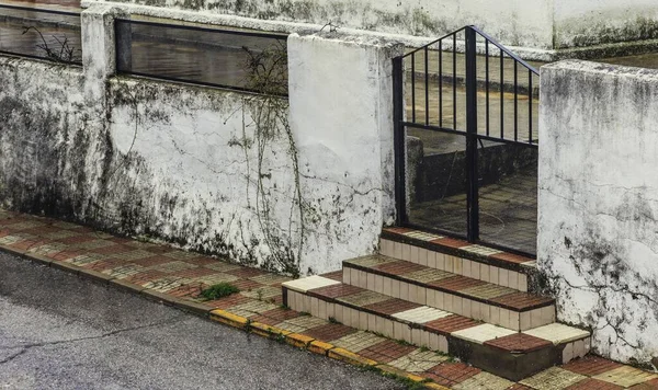 Een Metalen Hekje Met Een Verweerde Witte Muur Tegels Trap — Stockfoto