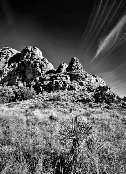 Una Increíble Toma Escala Grises Una Montaña Rocosa Sedona Arizona —  Fotos de Stock