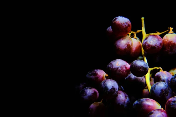Zbliżenie Ujęcia Czerwonych Winogron Pod Światłami Odizolowanymi Czarnym Tle — Zdjęcie stockowe