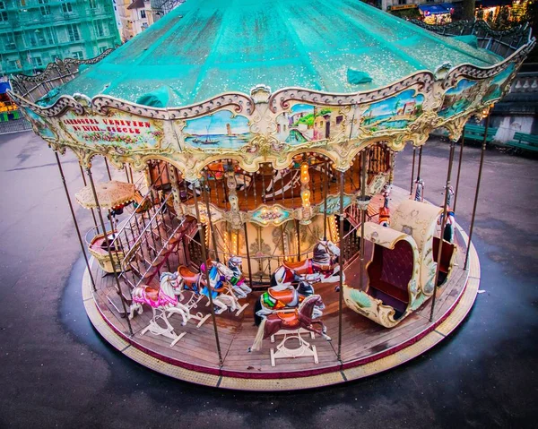 Een Hoge Hoek Opname Van Een Carrousel Omringd Door Gebouwen — Stockfoto