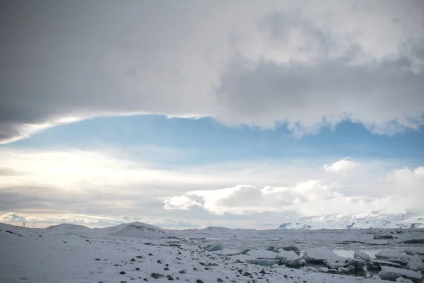 Niesamowity Widok Zapierającego Dech Piersiach Krajobrazu Islandii Śnieżnymi Wzgórzami — Zdjęcie stockowe