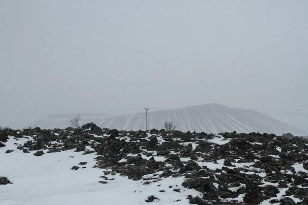Karla Kaplı Tarladaki Kayaların Tepelerin Manzarası — Stok fotoğraf