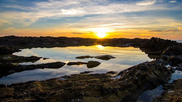 Amplio Ángulo Disparo Del Sol Que Brilla Sobre Lago Rodeado — Foto de Stock