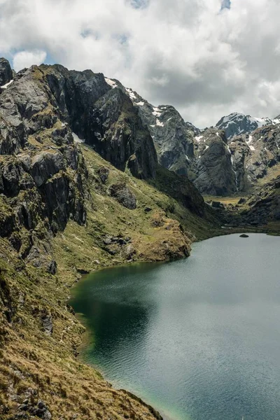 Eine Vertikale Aufnahme Eines Sees Der Von Felsen Umgeben Ist — Stockfoto