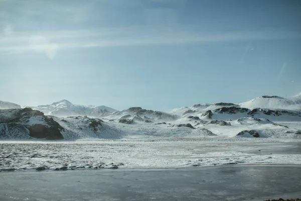 Удивительный Вид Захватывающий Пейзаж Исландии Заснеженными Шипами — стоковое фото