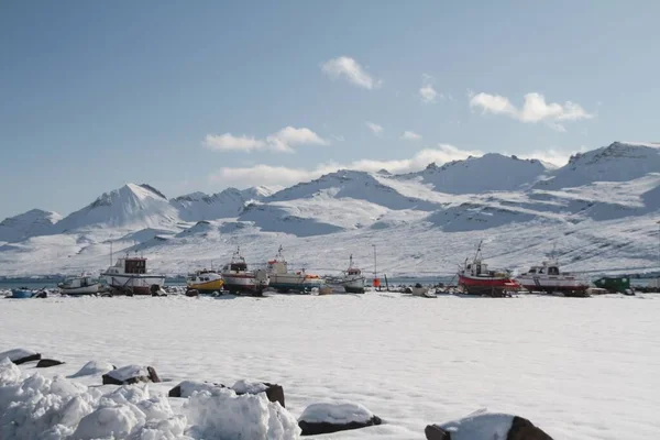 美丽的田野风景 白雪覆盖 船泊在近山的海岸上 — 图库照片