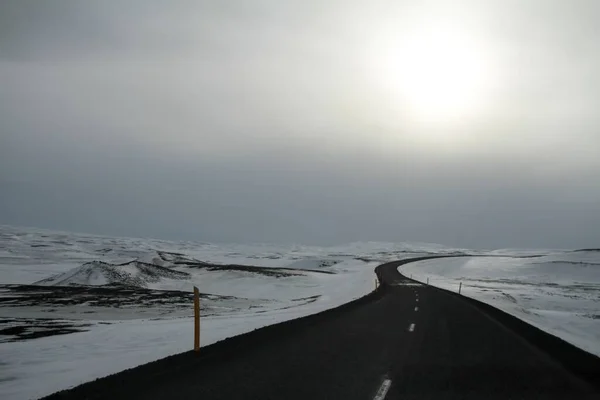 Uma Bela Vista Estrada Campo Coberto Neve — Fotografia de Stock