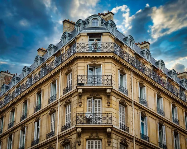 Ein Wohnhaus Mit Balkon Unter Wolkenverhangenem Himmel Und Sonnenlicht Paris — Stockfoto