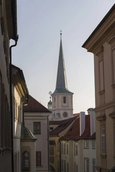 Vista Una Strada Praga Strada Stretta Edifici Colore Chiaro Con — Foto Stock