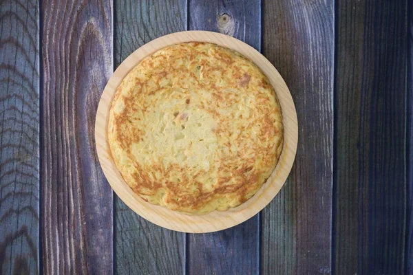 Närbild Rund Omelett Ett Träbord — Stockfoto