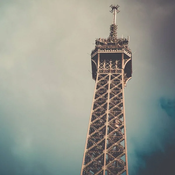 Eine Flache Aufnahme Des Berühmten Eiffelturms Paris Frankreich Unter Einem — Stockfoto