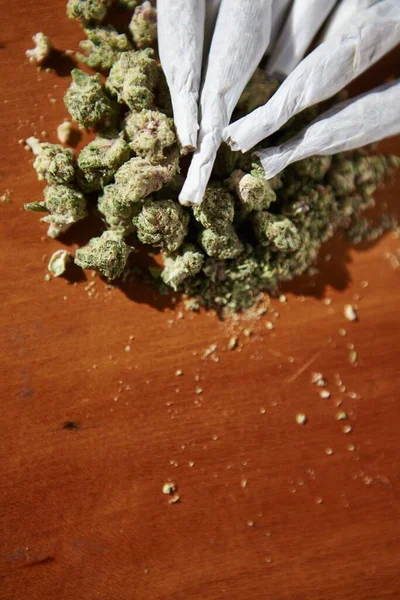 Haufen Thc Und Cbd Marihuana Knospe Mit Joints — Stockfoto