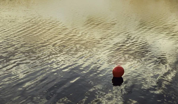 Une Boule Rouge Sur Eau Sous Lumière Soleil Pendant Coucher — Photo