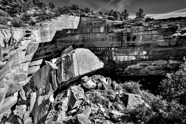 亚利桑那州Sedona一座岩石山惊人的灰度照片 — 图库照片