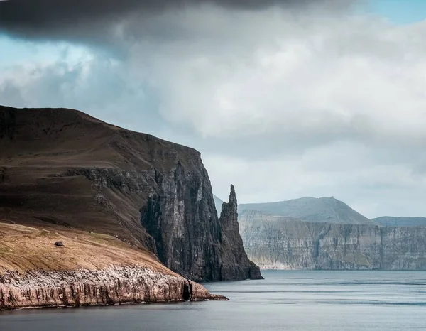 Een Schot Vangt Schoonheid Van Natuur Kliffen Het Meer — Stockfoto