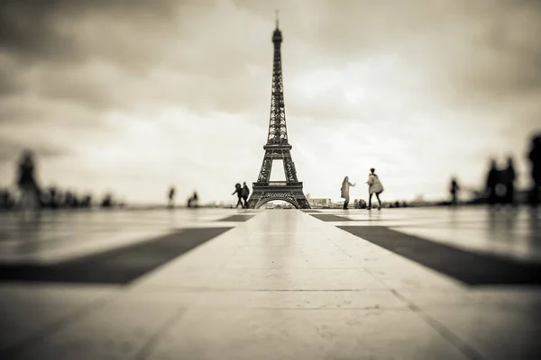 Eine Graustufenaufnahme Der Trocadero Gärten Mit Dem Eiffelturm Paris Frankreich — Stockfoto