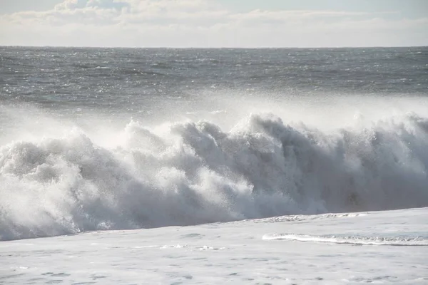 Een Verbazingwekkende Opname Van Een Oceaan Golf Plons Vroege Winterochtend — Stockfoto