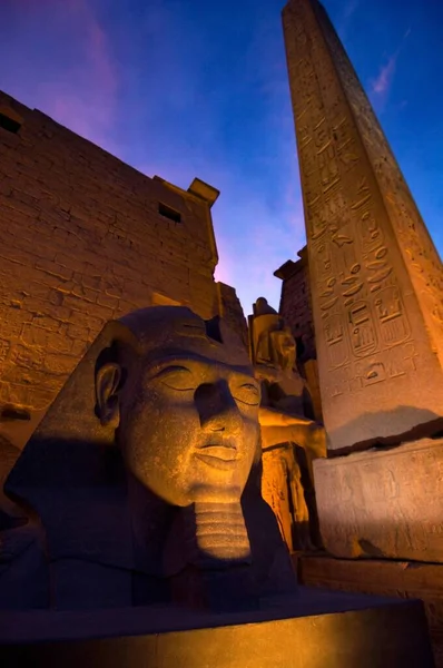 Een Verticaal Shot Van Obelisk Een Sfinx Het Karnak Temple — Stockfoto