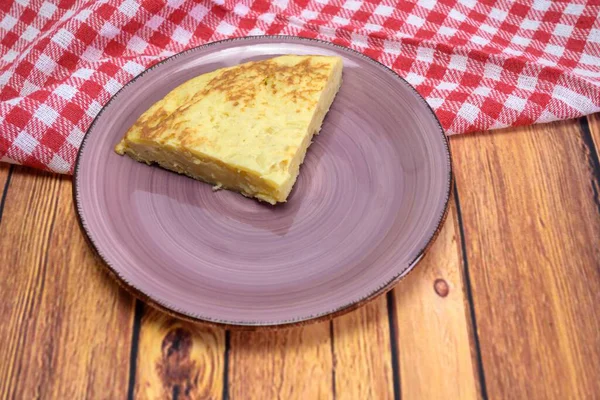 木のテーブルの上に卵黄とおいしいケーキ — ストック写真