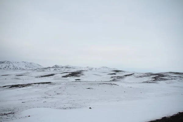 Widok Krajobrazu Gór Polu Pokrytym Śniegiem — Zdjęcie stockowe
