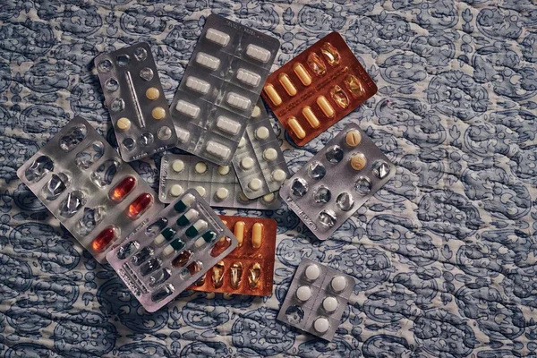 Işıkların Altındaki Kumaş Üzerinde Hapların Tabletlerin Yüksek Açılı Görüntüsü Tıbbi — Stok fotoğraf