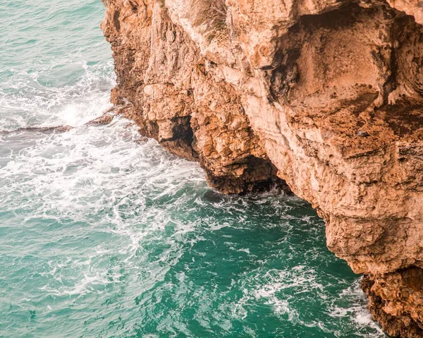 Disparo Alto Ángulo Los Hermosos Acantilados Rocosos Sobre Océano Capturados — Foto de Stock