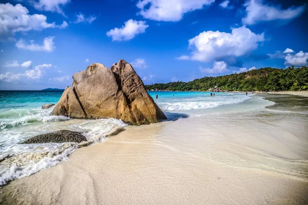 Sharp Rock Beach Surrounded Sea Greenery Sunlight Prasil Seychelles — Stock Photo, Image