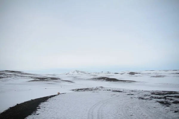 Uma Vista Incrível Uma Paisagem Deslumbrante Islândia Com Colinas Nevadas — Fotografia de Stock