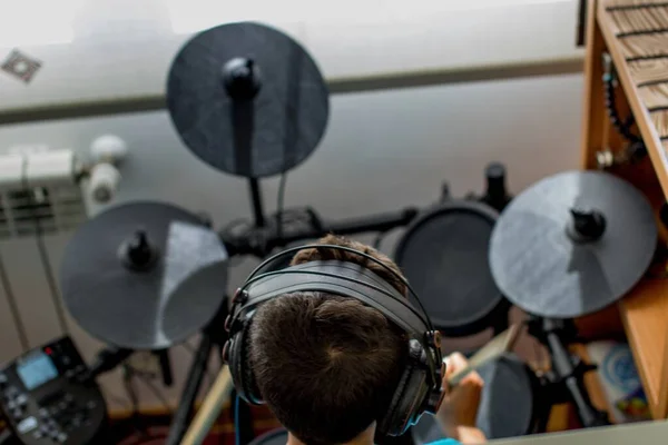 Menino Com Fone Ouvido Tocando Música Com Instrumentos Seu Quarto — Fotografia de Stock