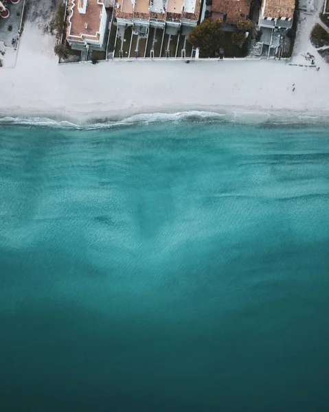 ビーチにあるいくつかの建物の美しい垂直ショット — ストック写真