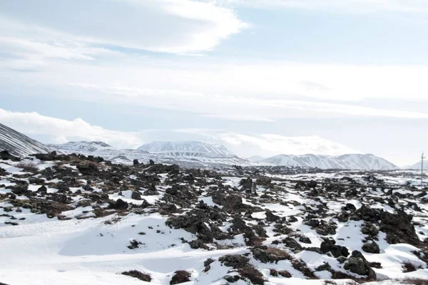 Karla Kaplı Taşlarla Dolu Donmuş Tarlaların Büyüleyici Görüntüsü — Stok fotoğraf