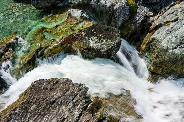 Une Rivière Qui Coule Entourée Rochers Sous Lumière Soleil Pendant — Photo