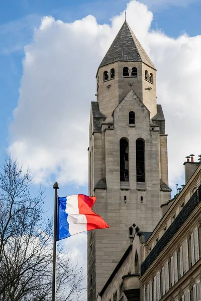 Låg Vinkel Skott Flaggan Frankrike Framför Saint Pierre Chaillot Katolska — Stockfoto