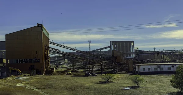 西班牙Riotinto矿的起重机和建筑物白天在阳光下和蓝天下 — 图库照片