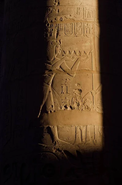 Een Verticaal Shot Van Gegraveerde Collonade Het Karnak Temple Complex — Stockfoto