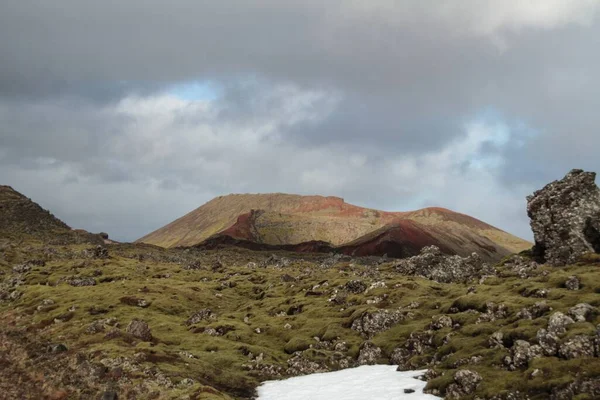 Fantastisk Utsikt Över Island Landskap Mörk Molnig Himmel Bakgrund — Stockfoto