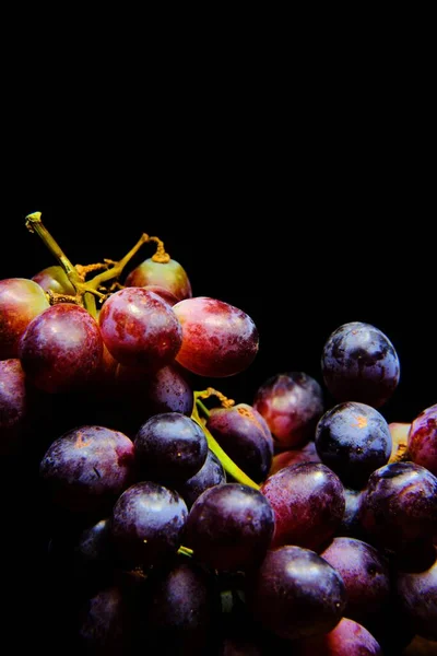 Eine Vertikale Nahaufnahme Roter Trauben Unter Den Lichtern Isoliert Auf — Stockfoto