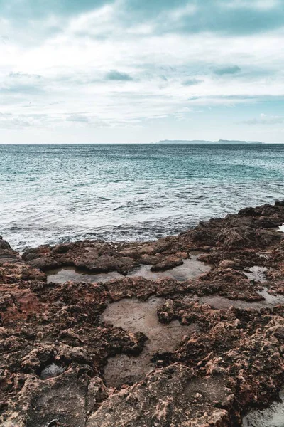Een Prachtig Verticaal Shot Van Rotsachtige Kust Zee — Stockfoto