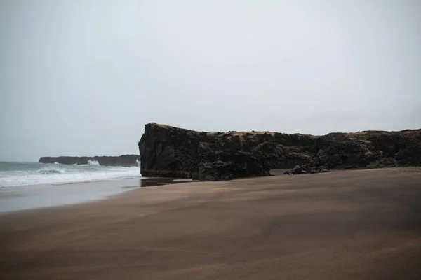 冰岛平静湖畔悬崖的美丽景色 — 图库照片
