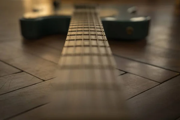 特写在木制表面上的吉他细节的特写 — 图库照片