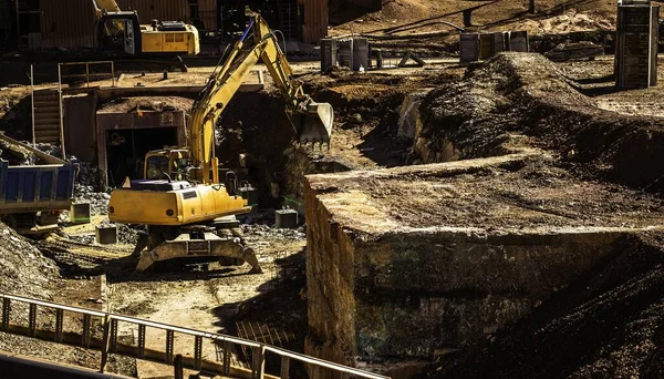 Gele Mijnbouwtrucks Bij Riotinto Mines Onder Het Zonlicht Overdag Huelva — Stockfoto