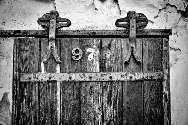 Grayscale Shot Wooden Door Eastern State Penitentiary Philadelphia Pennsylvania — Stock Photo, Image
