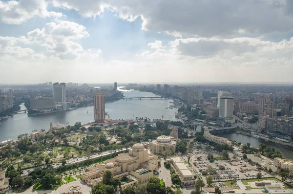 Een Antenne Opname Van Gebouwen Nabij Rivier Beneden Een Bewolkte — Stockfoto