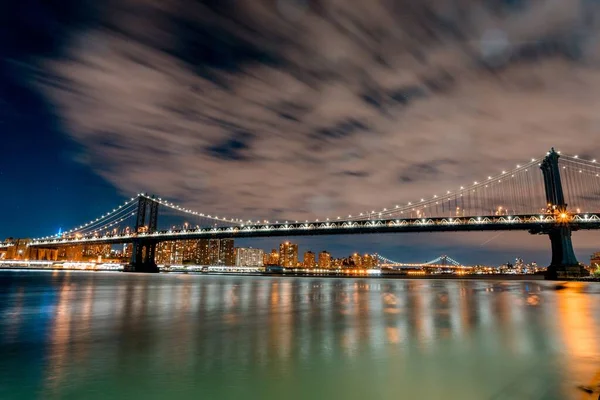 Een Betoverend Beeld Van Brooklyn Bridge Lichten Die Nachts Reflecteren — Stockfoto