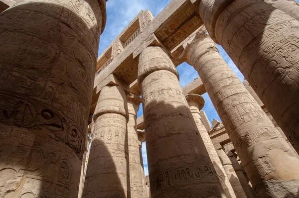 Tiro Ângulo Baixo Collonade Gravado Complexo Temple Karnak Luxor Egipto — Fotografia de Stock