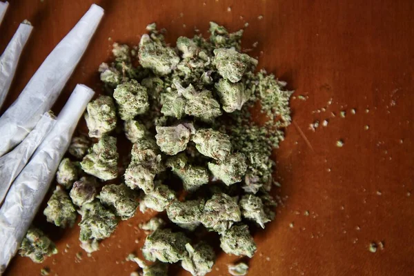 Haufen Thc Und Cbd Marihuana Knospe Mit Joints — Stockfoto