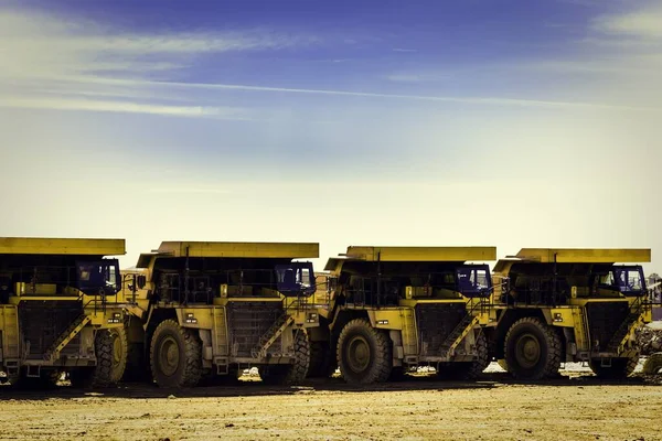 Los Camiones Mineros Amarillos Las Minas Riotinto Bajo Luz Del — Foto de Stock